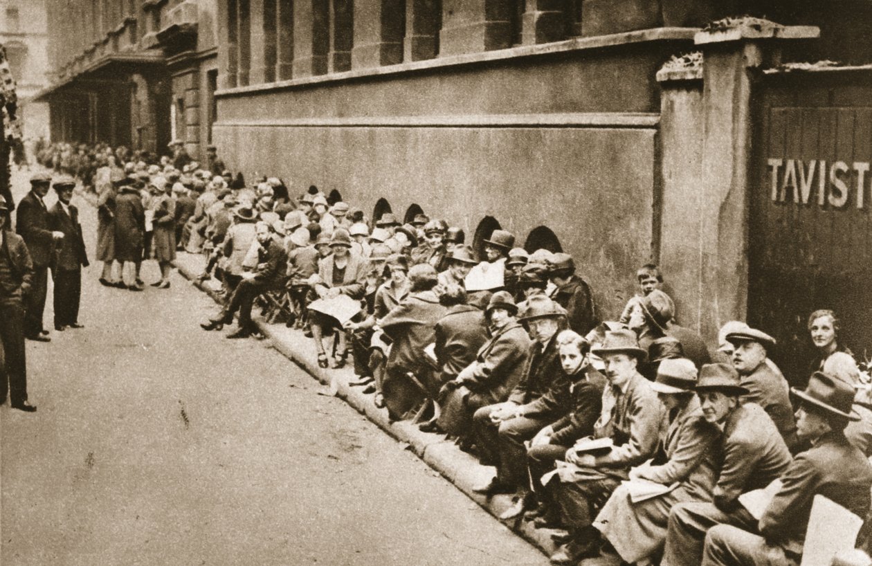 Sorbaállás a Floral Streeten a Covent Garden-i Királyi Operaház előadására szóló jegyekért a Csodálatos Londonból, 1926-27 (fotogravír) alkotó: English Photographer