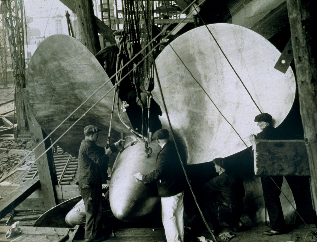 RMS Queen Elizabeth a John Brown dokkban, 1938. augusztus alkotó: English Photographer
