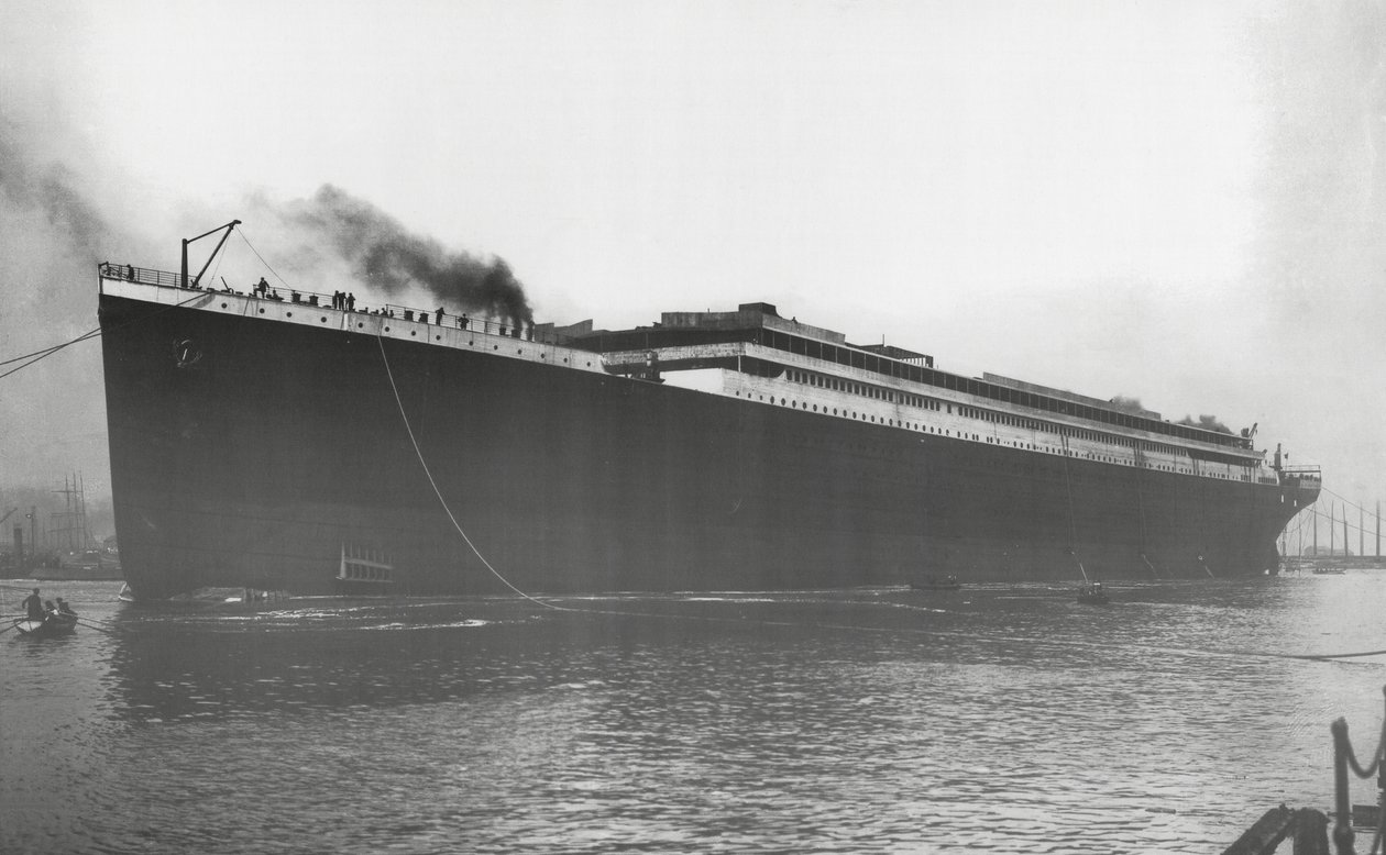 Az RMS Titanic elindítása: A Titanic először vízen, de motorok, kazánok, gépek és szerelvények nélkül, 1911. május 31. alkotó: English Photographer
