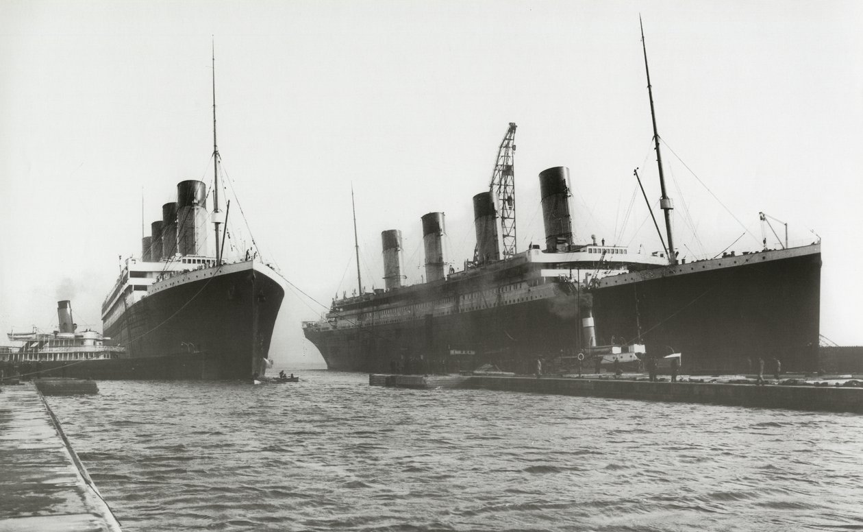 1912. március 6-án az RMS Titanicot kiköltöztették a szárazdokkból, hogy testvérhajója, az RMS Olympic légcsavart cserélhessen alkotó: English Photographer