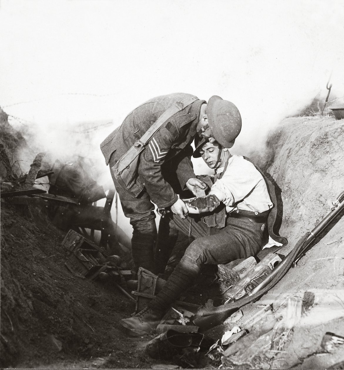 Elsősegélyben részesült őrmesterétől a peronne-i csata csúcspontjában, 1918-ban. alkotó: English Photographer