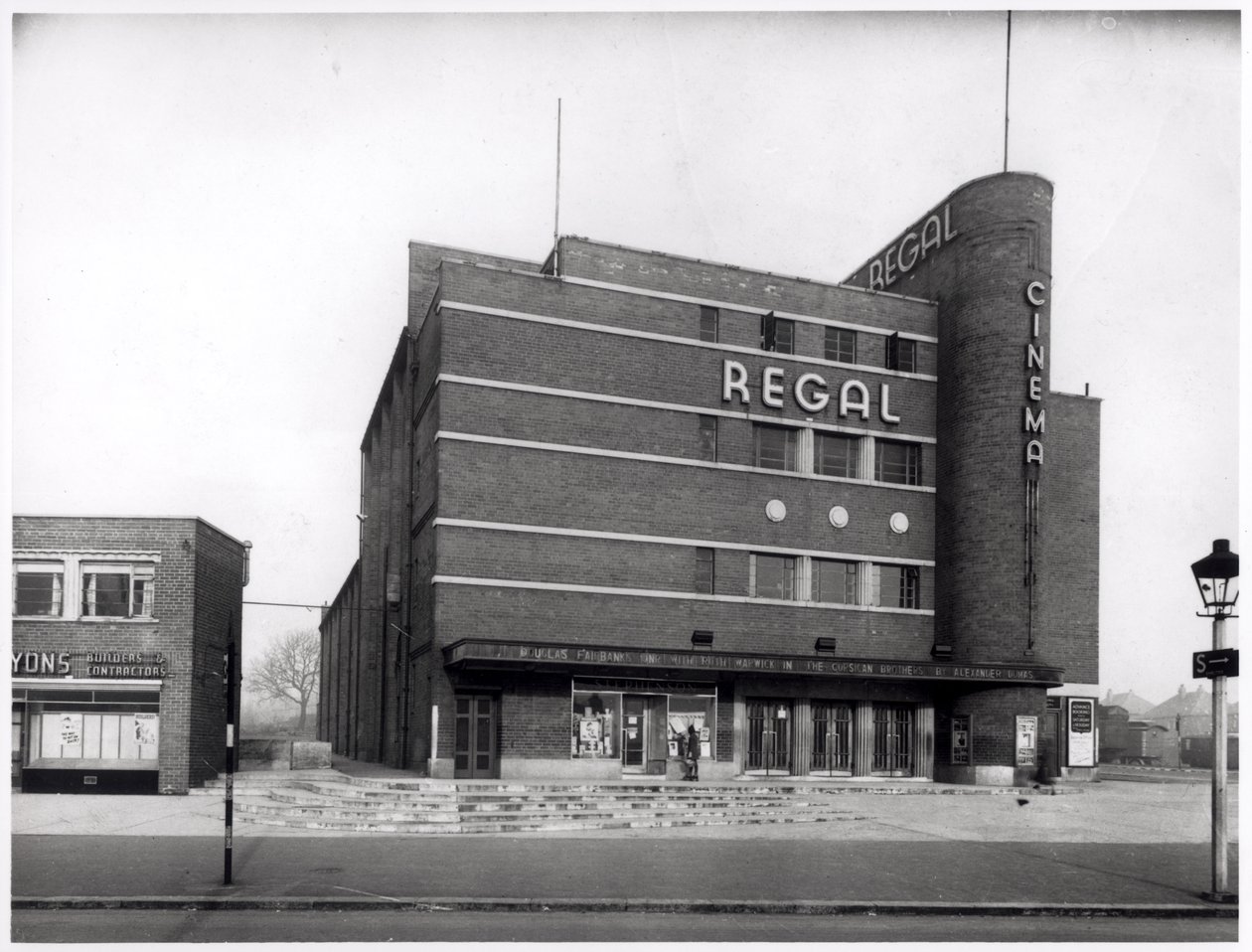 Regal Cinema a Cross Gates Roadon, Leeds, 1943 alkotó: English Photographer