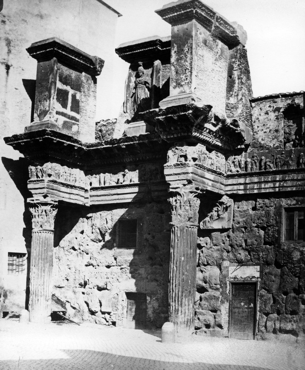 A Minerva-templom perisztíliájának maradványai a Forum of Nerva-ban, Róma 1890 körül alkotó: English Photographer