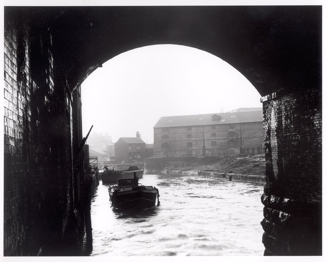 Aire folyó a Dark Arches felől nézve, Leeds, 1951 alkotó: English Photographer