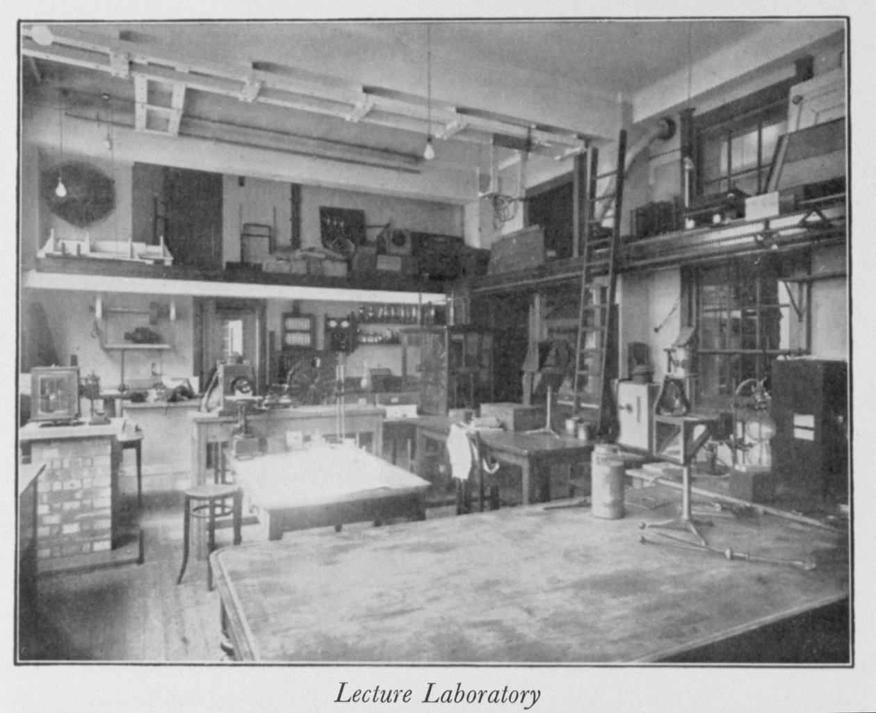 Királyi Intézet első emeleti előadó laboratóriuma, 1930-as évek alkotó: English Photographer