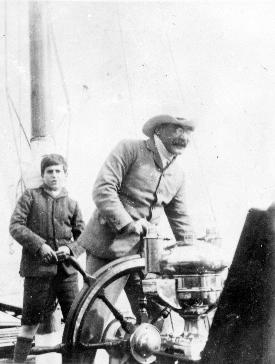 Rudyard Kipling és fia, John a „Bantam” jachton, 1910 körül alkotó: English Photographer