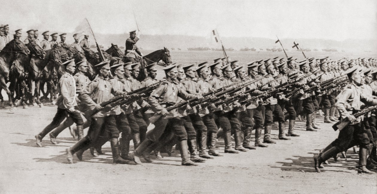 Harcfelszerelésben menetelő orosz gyalogezred az első világháború alatt, a The Illustrated War News-ból, 1914 alkotó: English Photographer