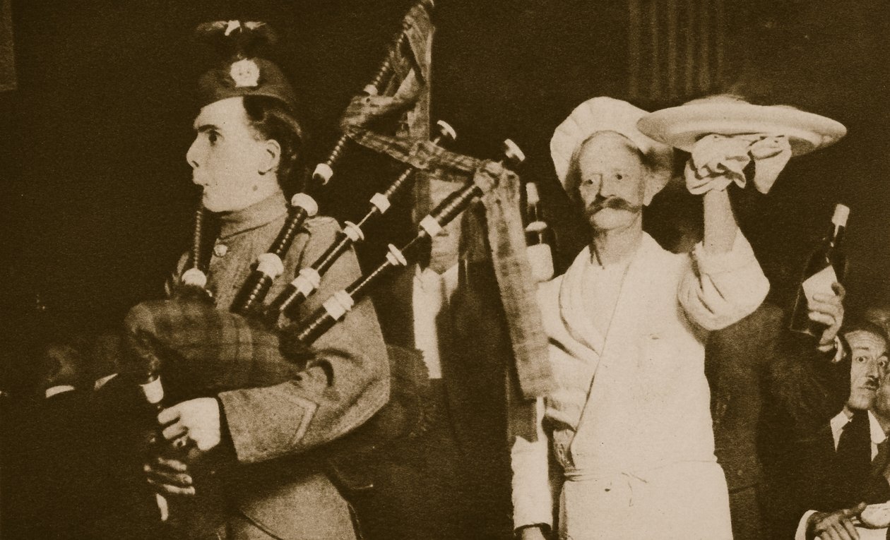 Skót pipás bemutatja a haggist egy Caledonian Banketten, Londonban (szépia fotó) alkotó: English Photographer