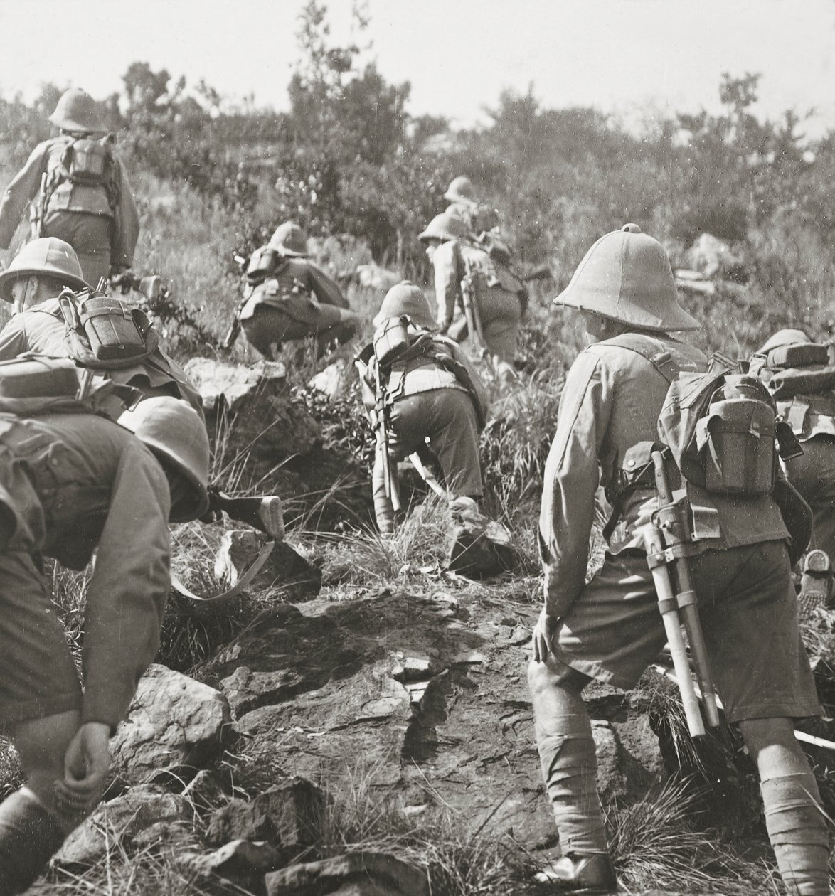 Cserkészek utat törnek maguknak Kelet-Afrika erdőiben alkotó: English Photographer