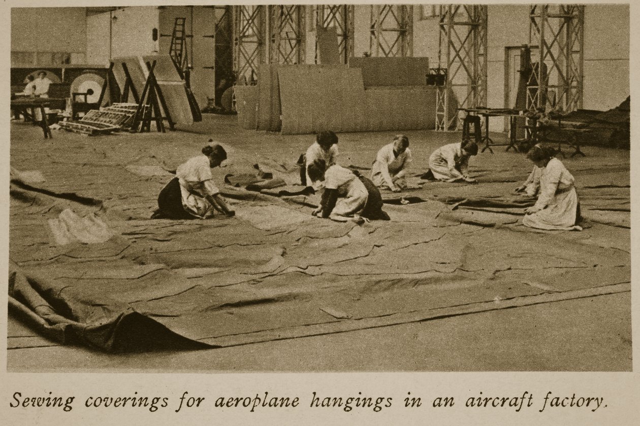 Huzatok varrása repülőgép-függönyökhöz egy repülőgépgyárban, 1914-19 alkotó: English Photographer