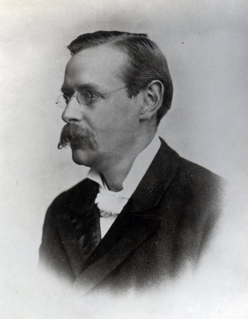 Sir Edmund William Gosse, 1892 alkotó: English Photographer
