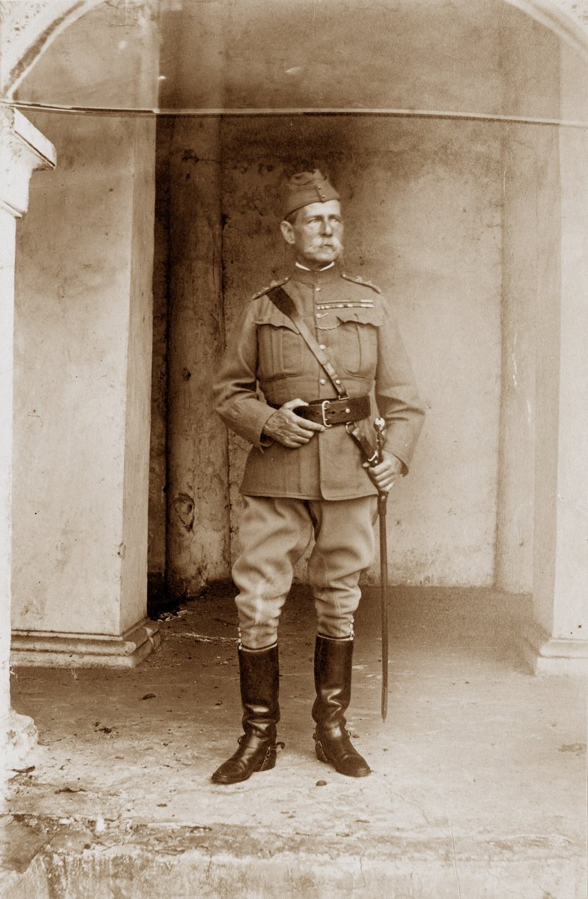 Sir Fred, Laughton ezredes alkotó: English Photographer