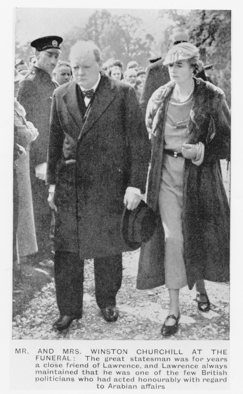 Sir Winston Churchill (1874-1965) és felesége, Clementine Ogilvy T. E Lawrence (1888-1935) temetésén 1935 alkotó: English Photographer