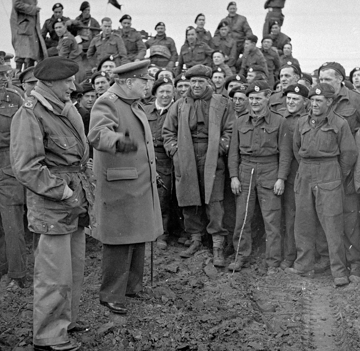Sir Winston Churchill és Bernard Montgomery tábornagy meglátogatta a 79. páncéloshadosztály embereit a rajnai átkelők után, 1945. március alkotó: English Photographer