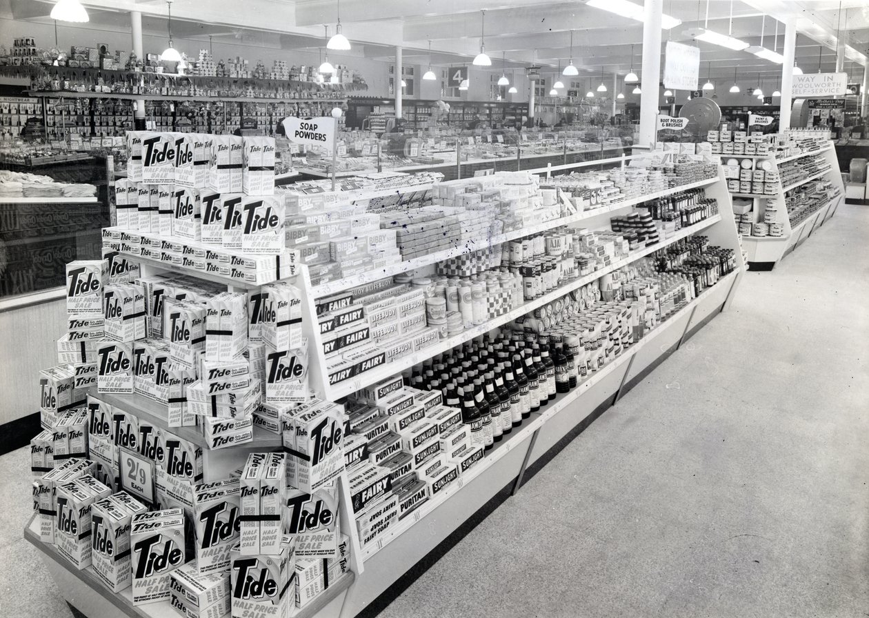 Szappanpor folyosó, Woolworths üzlet, 1956 alkotó: English Photographer