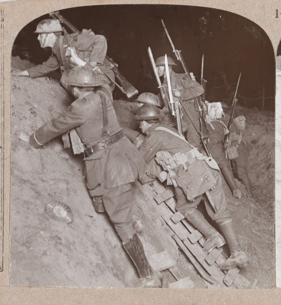 Katonák egy lövészárokban az Amiens-i offenzíva során, 1918 alkotó: English Photographer