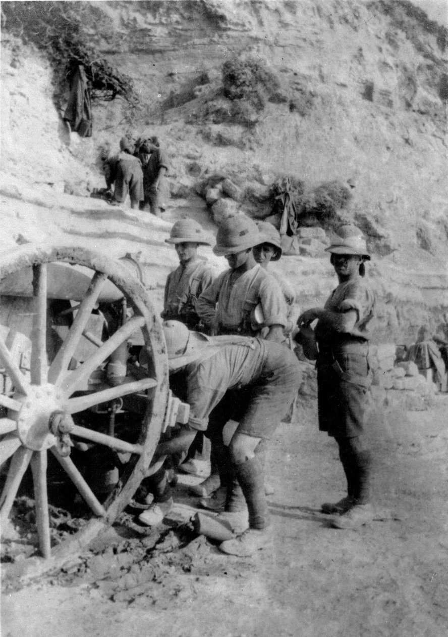 Katonák ágyút javító első világháború idején, 1915 alkotó: English Photographer