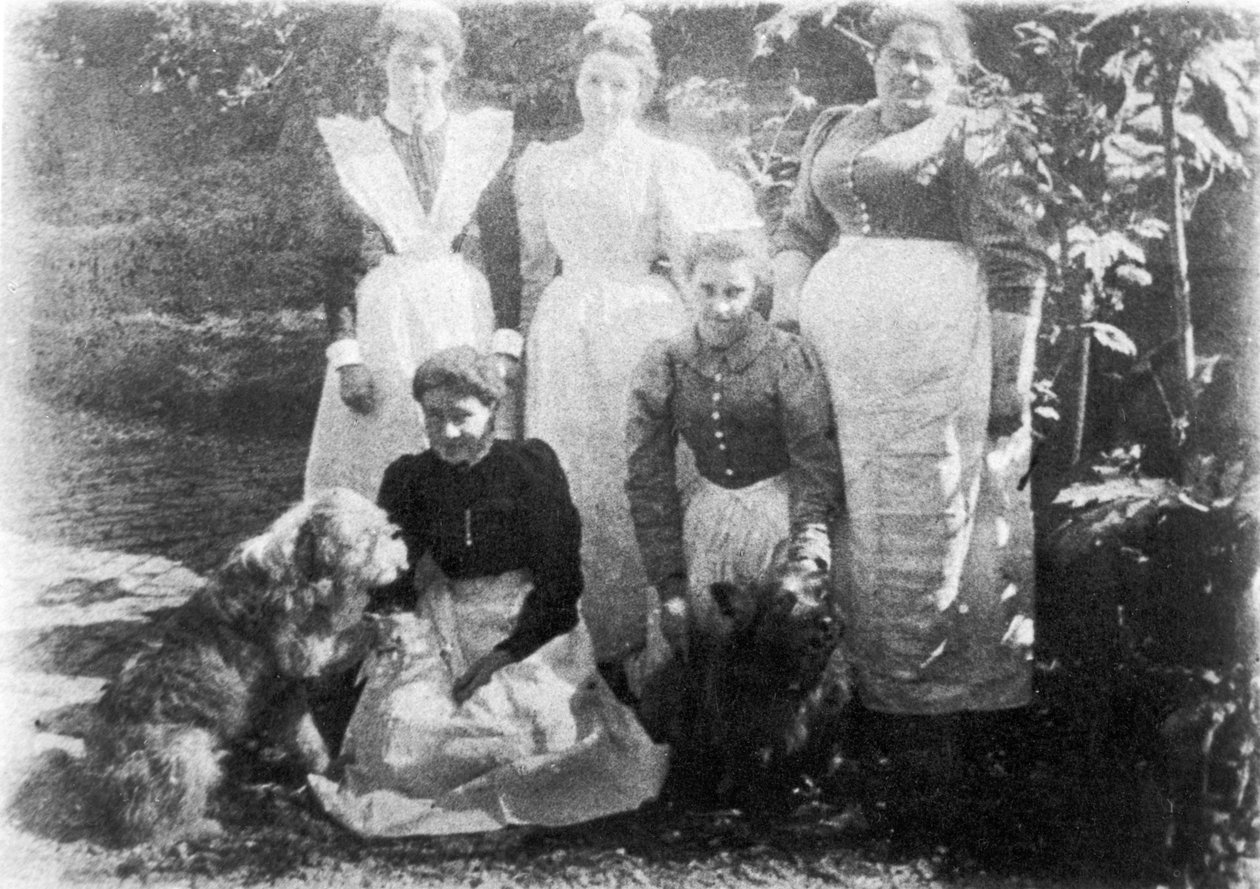 Sophia Farrell és a szobalányok, 1899 alkotó: English Photographer