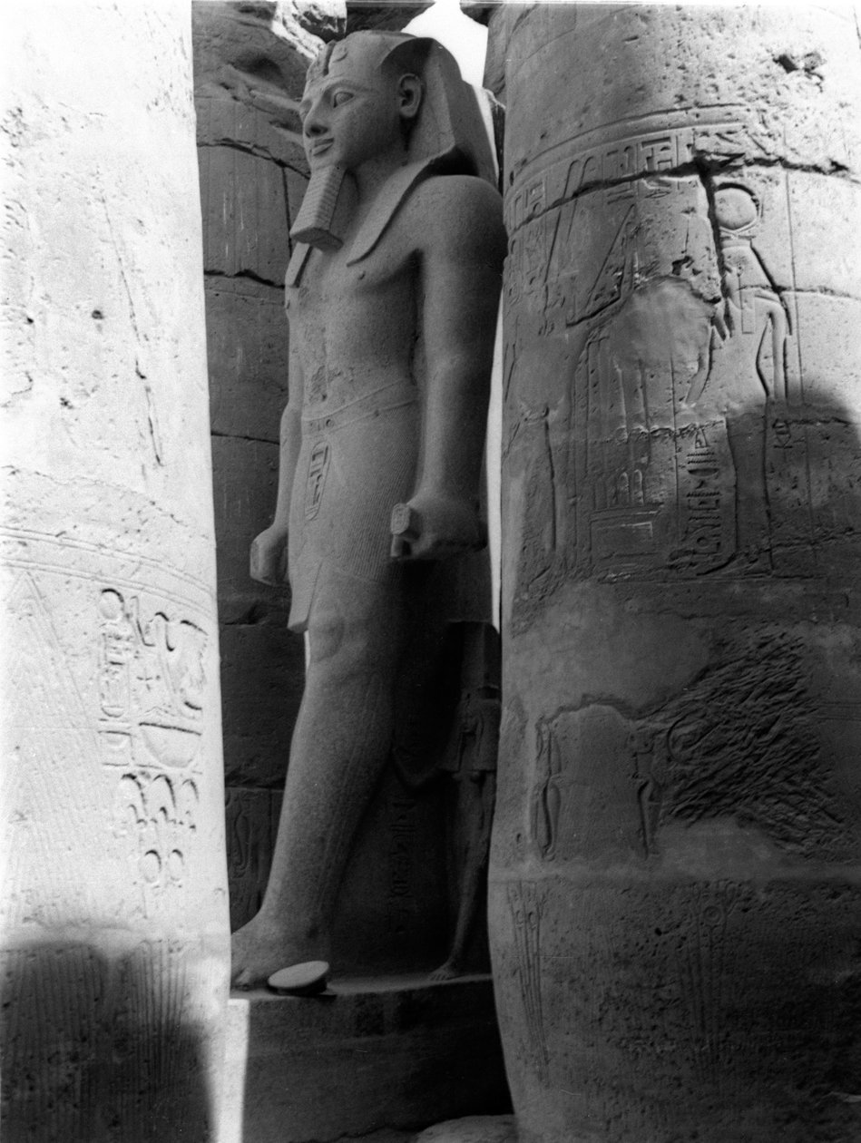 II. Ramszesz szobra, a luxori templom, W.H.O. őrnagy által összeállított 206 fényképet tartalmazó albumból. Eladó, 1940-43 alkotó: English Photographer