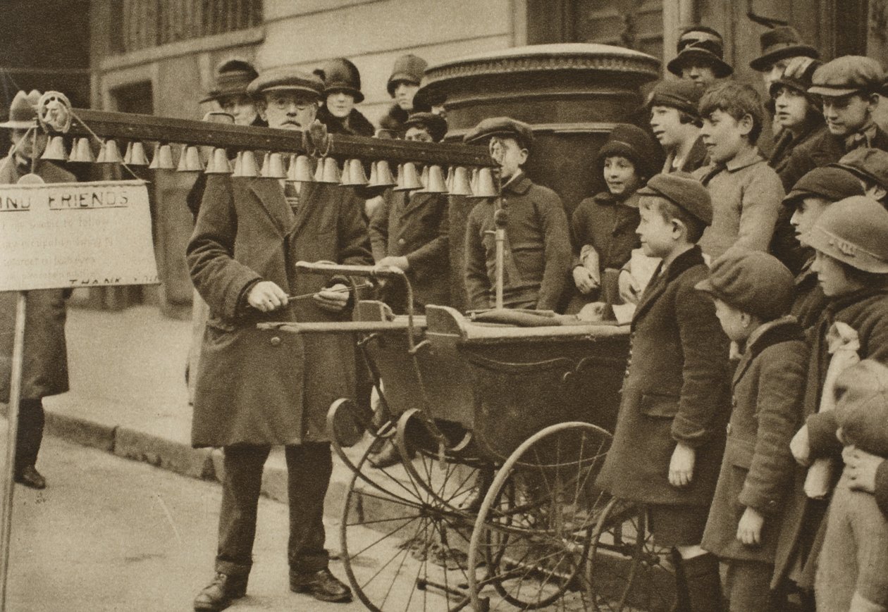 Utcai szórakozás gyerekeknek: hordozható harangok, London (szépia fotó) alkotó: English Photographer