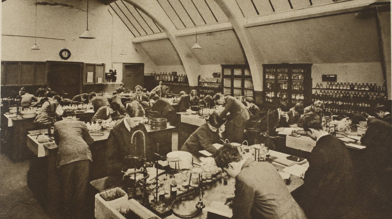 Diákok dolgoznak egy politechnikai laboratóriumban (szépia fotó) alkotó: English Photographer