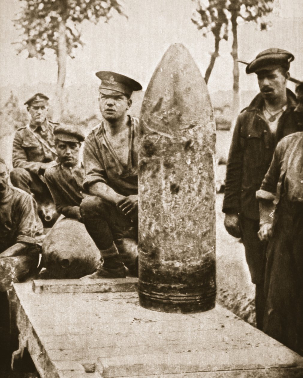 Szuper-dreadnought lövedékek a nagy brit offenzívához: 15 hüvelykes kagyló, a The Illustrated War News-ból, 1916. augusztus 2. (szépia fotó) alkotó: English Photographer