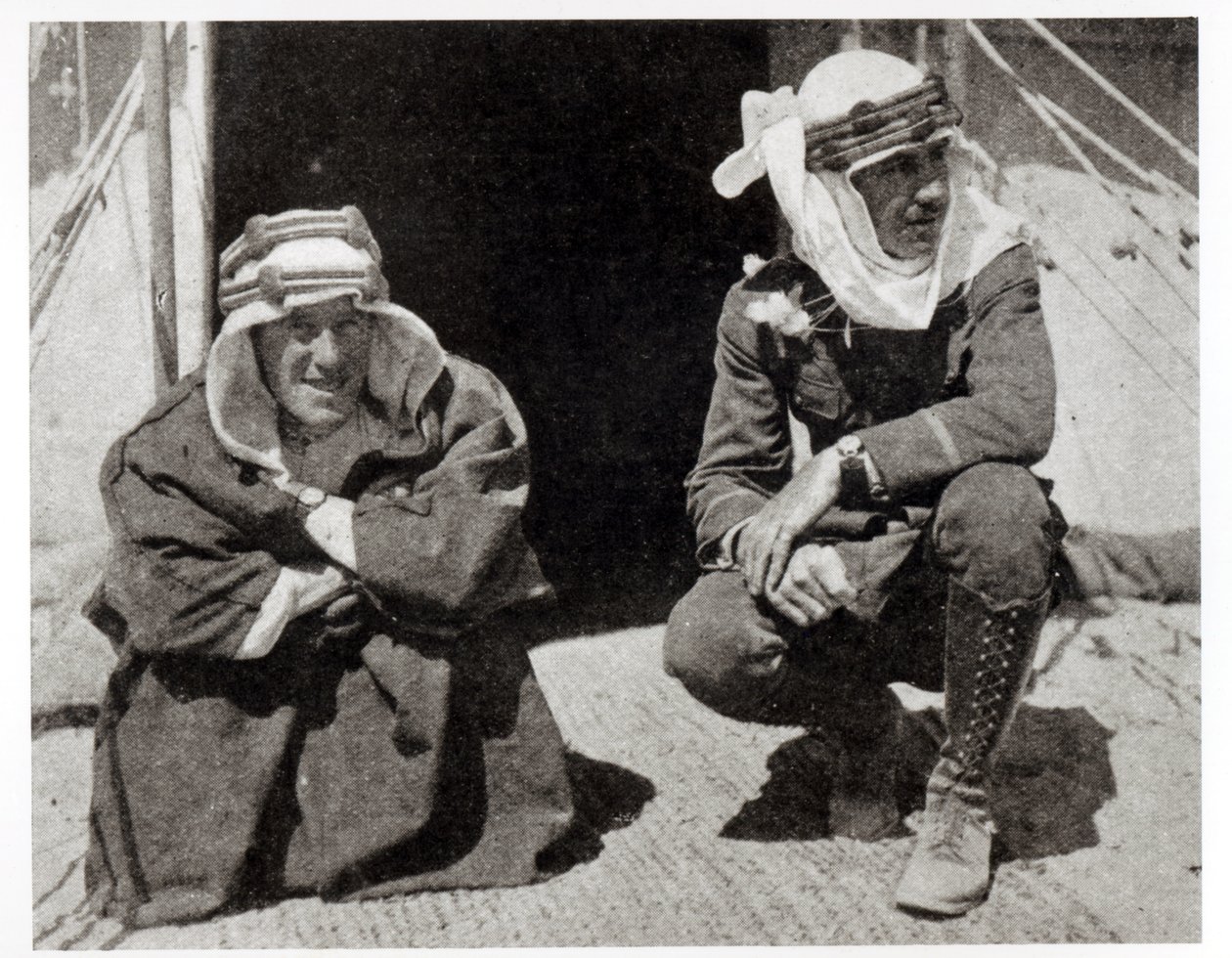 T. E. Lawrence és L. Thomas úr a sátrukon kívül, 1919 alkotó: English Photographer