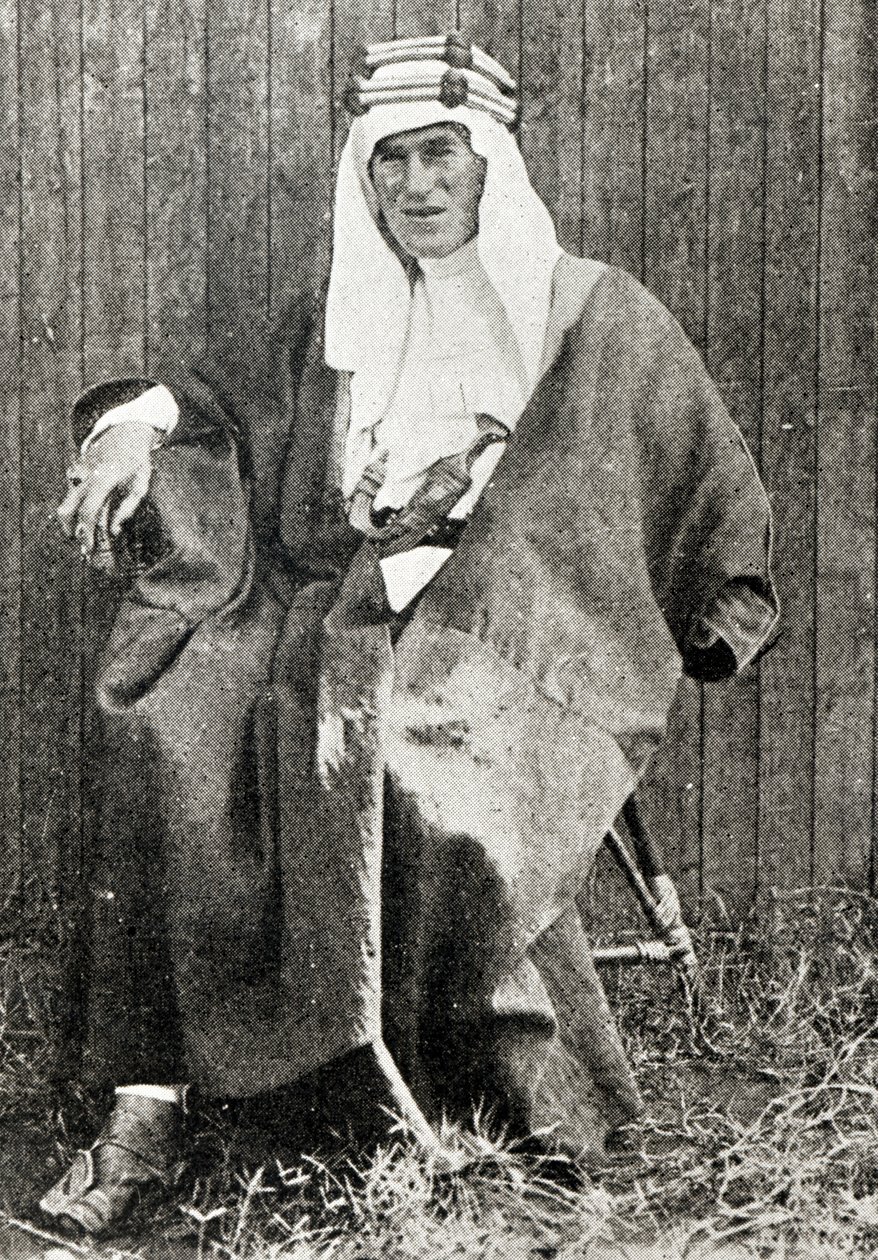 T. E. Lawrence teljes arab ruhában, 1919 alkotó: English Photographer