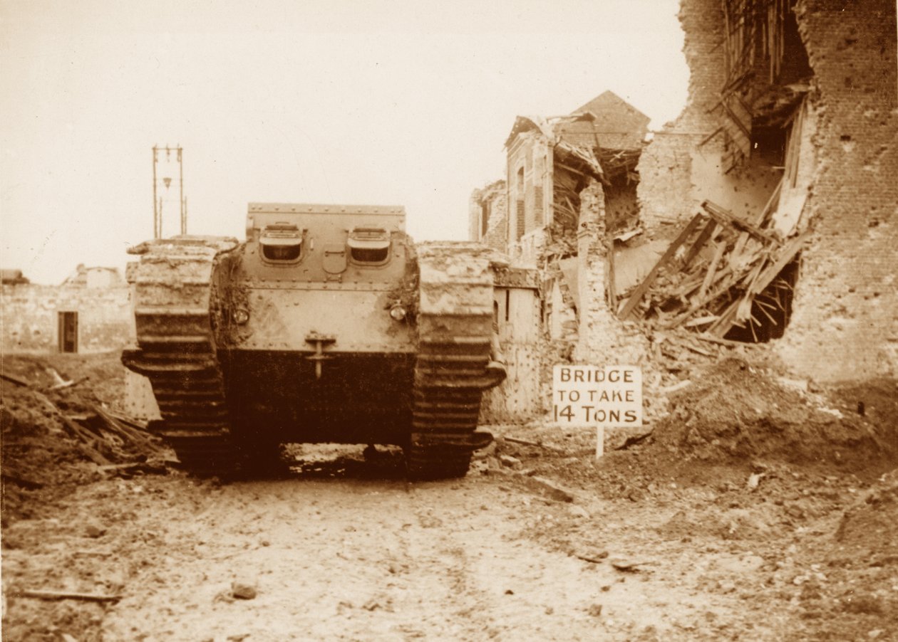 A harckocsi akcióba lép, 1916-17 alkotó: English Photographer