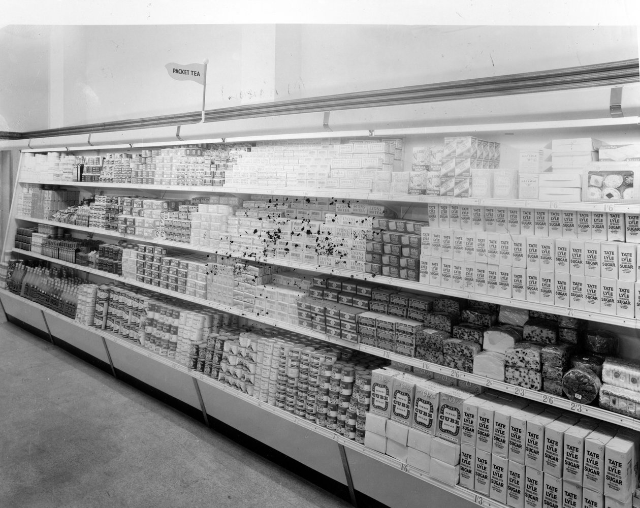 Tea- és cukorfolyosó, Woolworths üzlet, 1956 alkotó: English Photographer