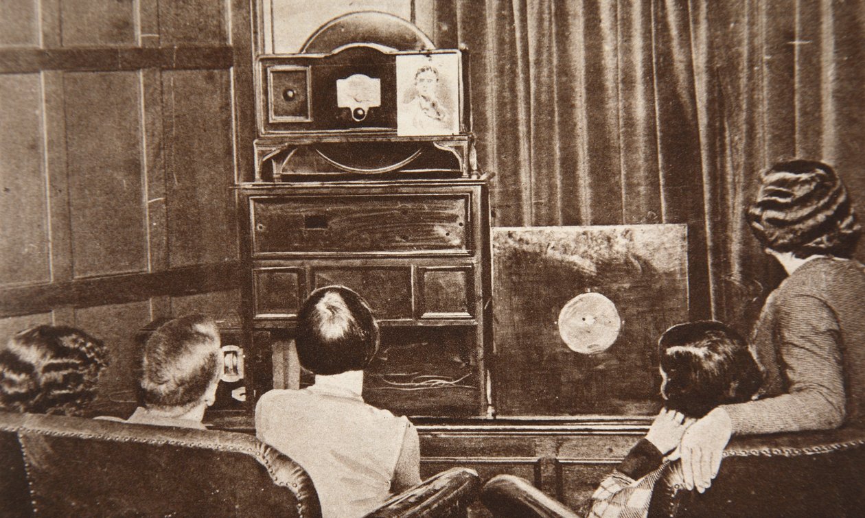 A John L. Baird által kifejlesztett televíziót 1930-ban sikeresen sugározták (képben és hangban egyaránt) alkotó: English Photographer