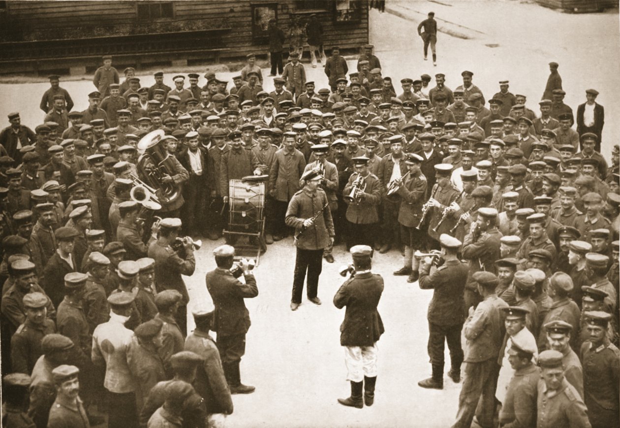 A banda a dorchesteri Barracks Square-en játszik, illusztráció a német rabok Nagy-Britanniában című művéből (fotómélység) alkotó: English Photographer