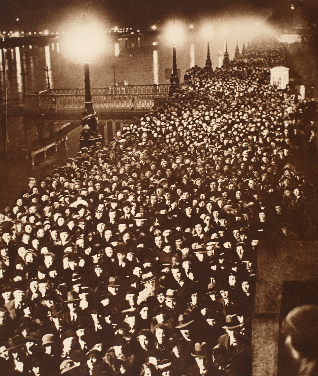Georges Catafalque király mellett az elhaladásra váró tömeg a Westminster Hallban, 1936 alkotó: English Photographer