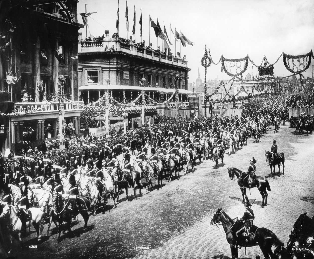 A gyémánt jubileumi felvonulás a London Bridge-en, 1897 alkotó: English Photographer