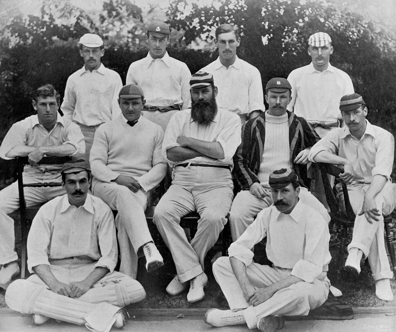 A Gentlemen Team az 1894-es Lords-i Gentlemen v Players mérkőzésből, a Famous Cricketers and Cricket Groundsból, kiadta Hudson és Kearns, 1895 alkotó: English Photographer