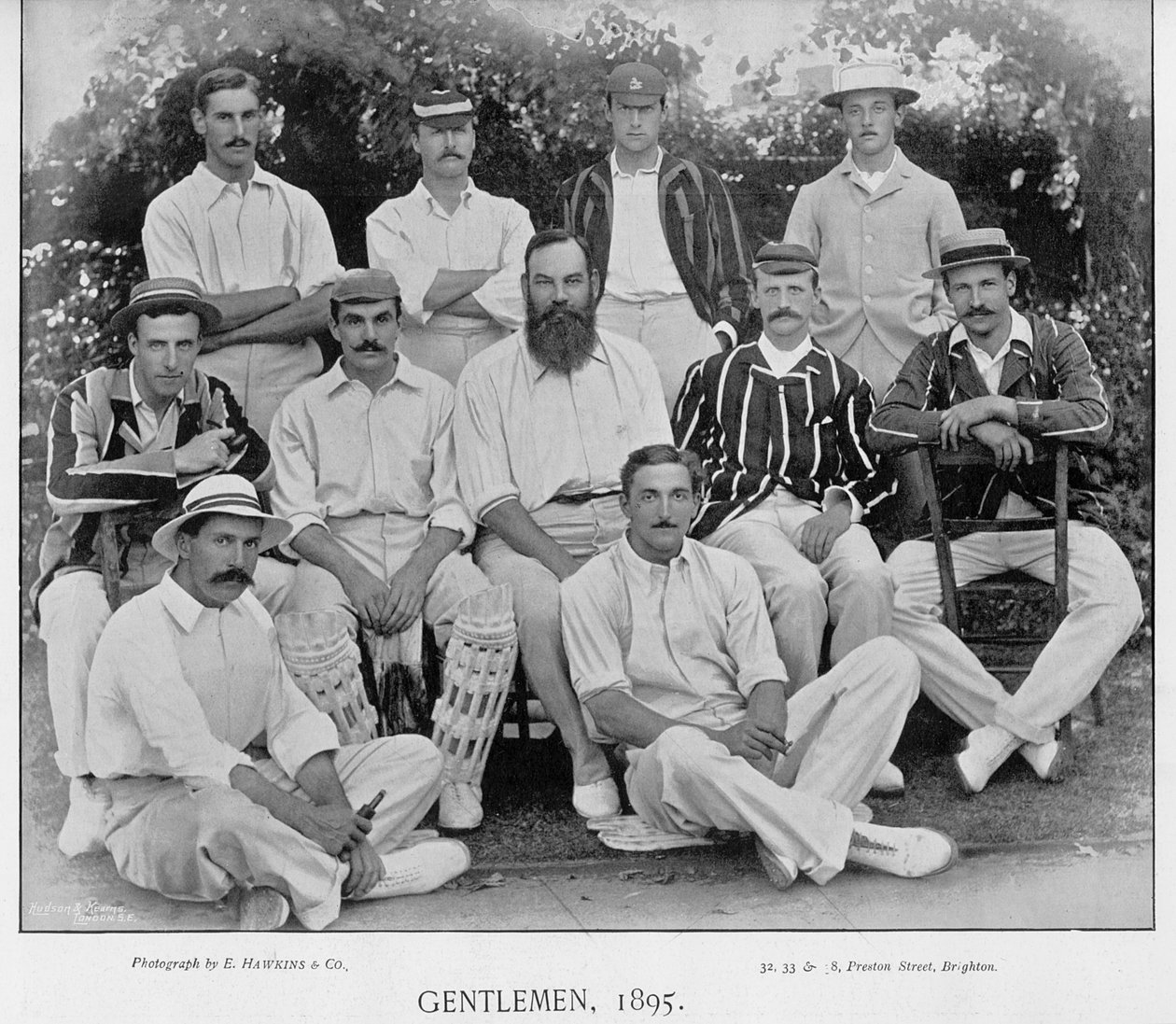 A Gentlemen Team az 1895-ös Lords-i Gentlemen v Players meccsről, a Famous Cricketers and Cricket Groundsból, kiadta Hudson és Kearns, 1895 alkotó: English Photographer