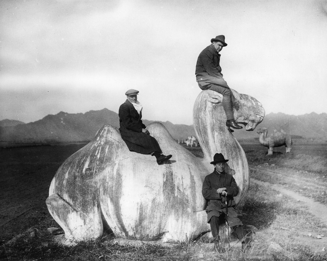 A Grant testvérek a szent ösvényen pózolnak Hongwu Ming császár sírjához Nanjingban, Kínában alkotó: English Photographer