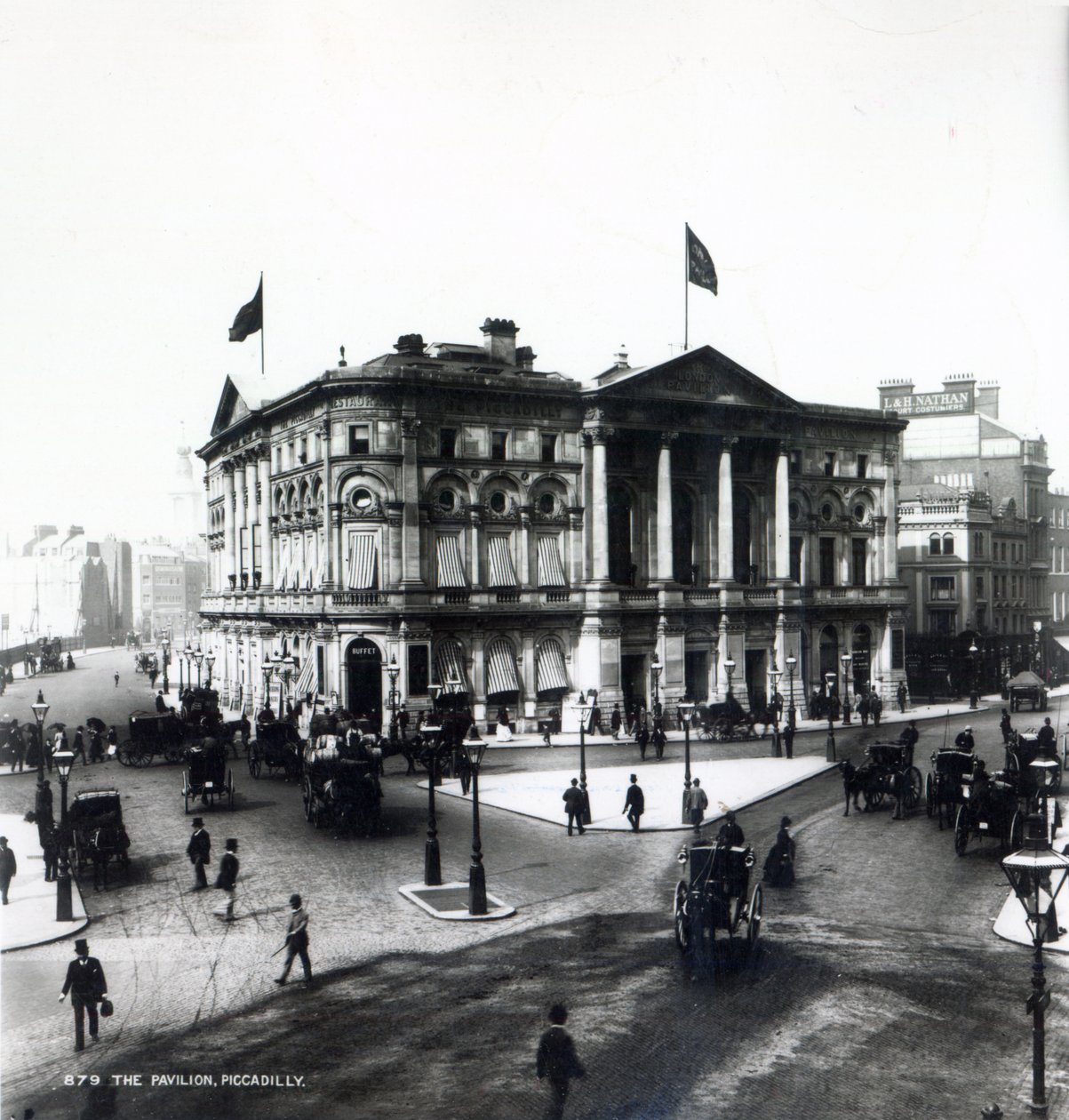 A londoni pavilon, Piccadilly alkotó: English Photographer