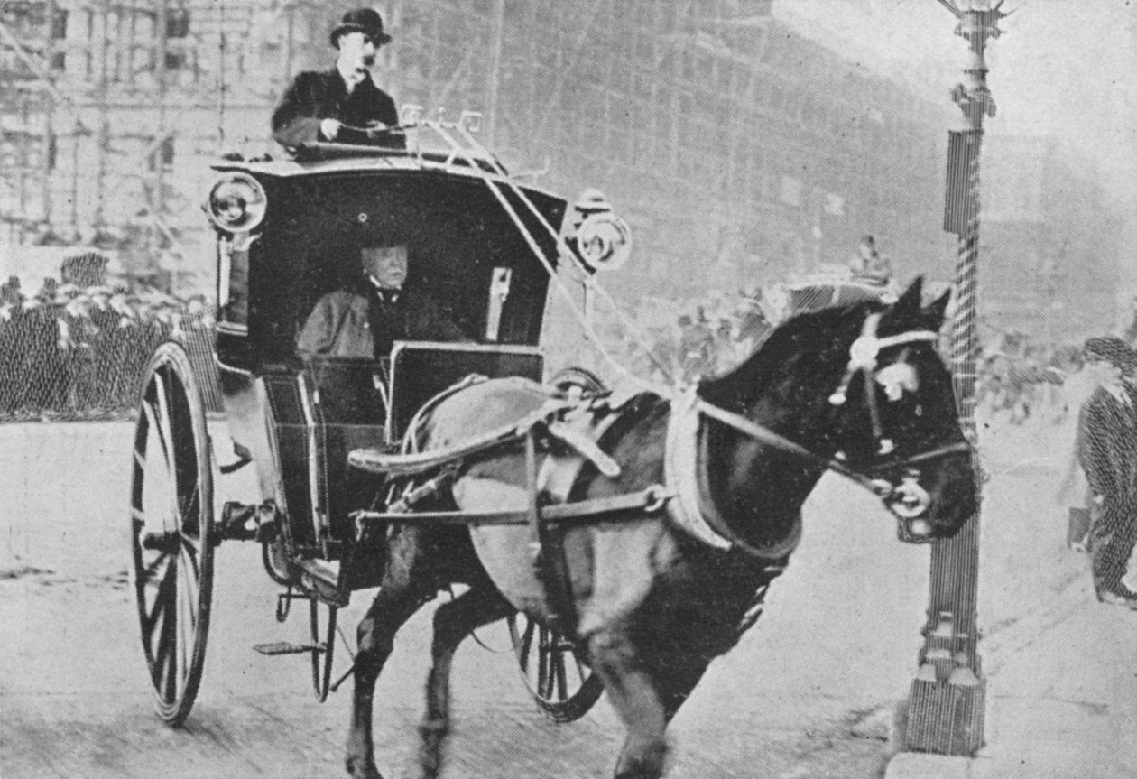 A miniszterelnök taxiba ül, a The Graphic 1906. október 27-én megjelent The Reassembling of Parliament című cikkéből. alkotó: English Photographer