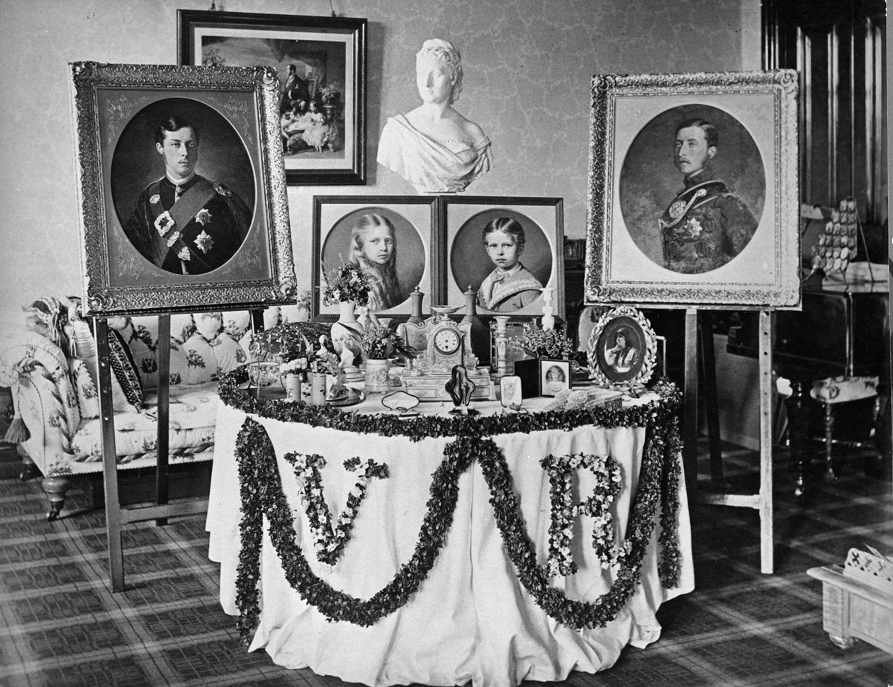 A Queens születésnapi asztala, Balmoral Castle, 1873. május 24 alkotó: English Photographer