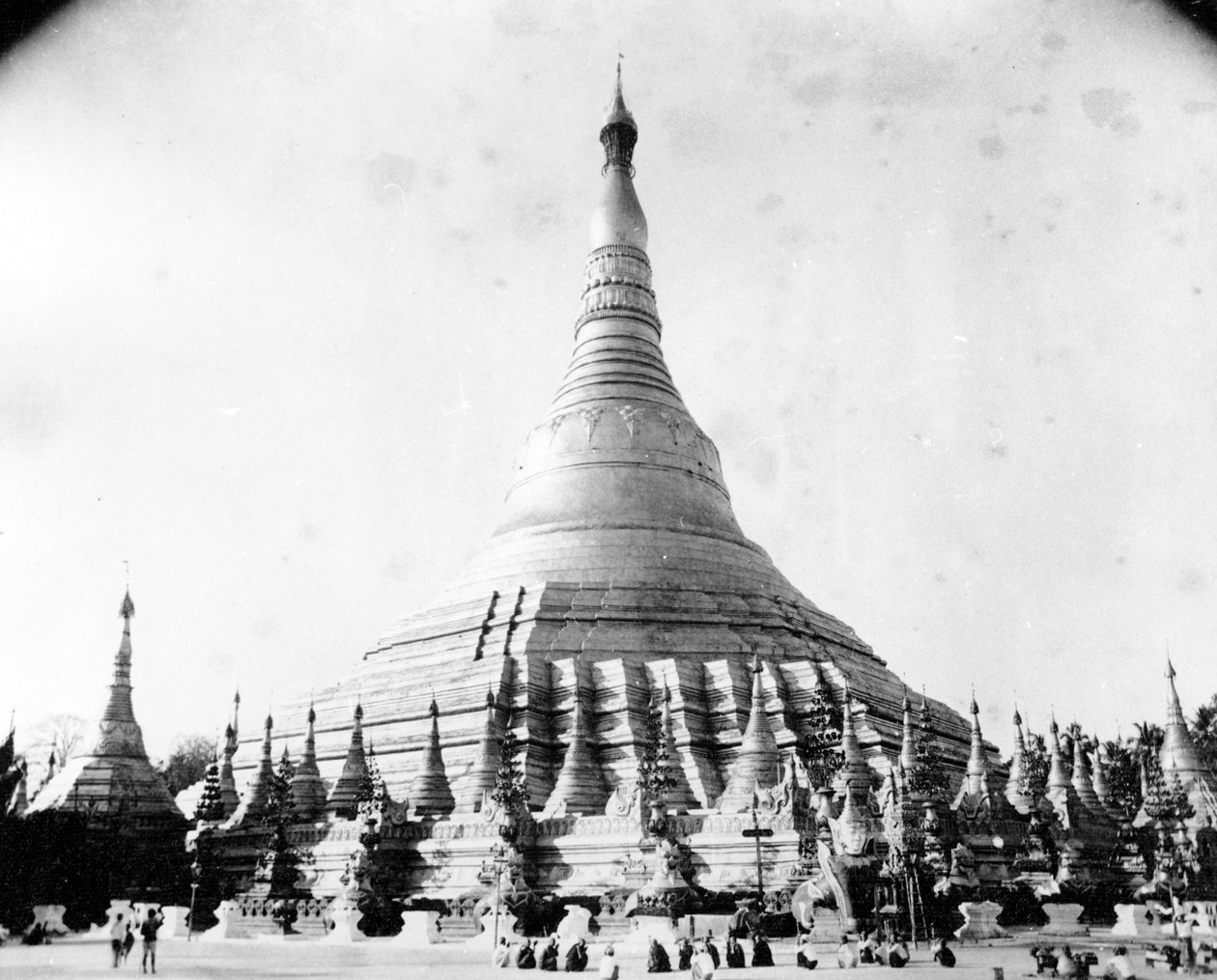 A Shwedagon pagoda Rangoonban, 1886 körül alkotó: English Photographer