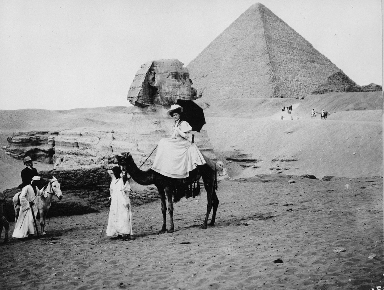 A Szfinx és Kheopsz piramisa, 1904 körül alkotó: English Photographer