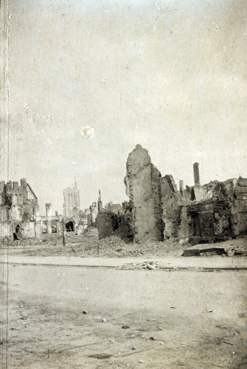 The Square, Ypres, 1915. június alkotó: English Photographer