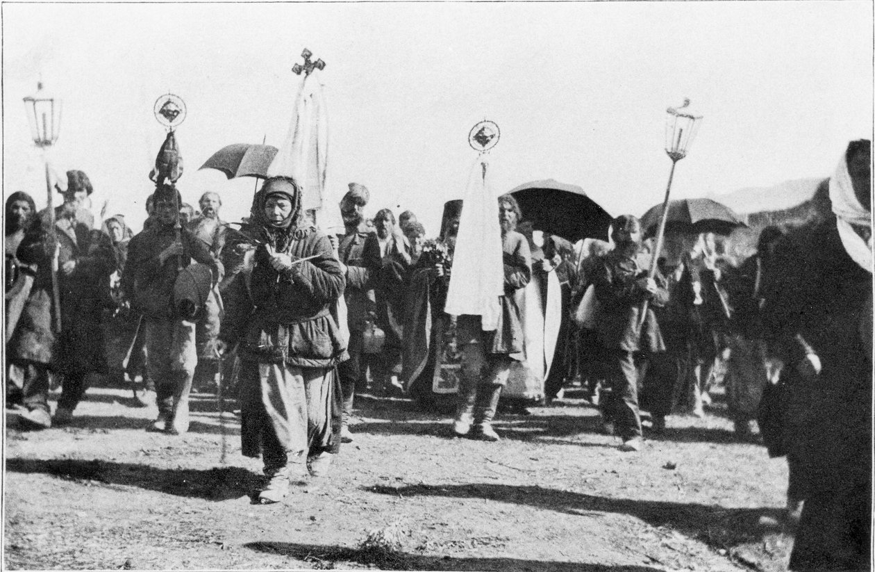 A Jordánhoz lemenő ezer zarándok élcsapata, Stephen Graham Az orosz zarándokokkal Jeruzsálembe című művének előlapja, 1913. alkotó: English Photographer