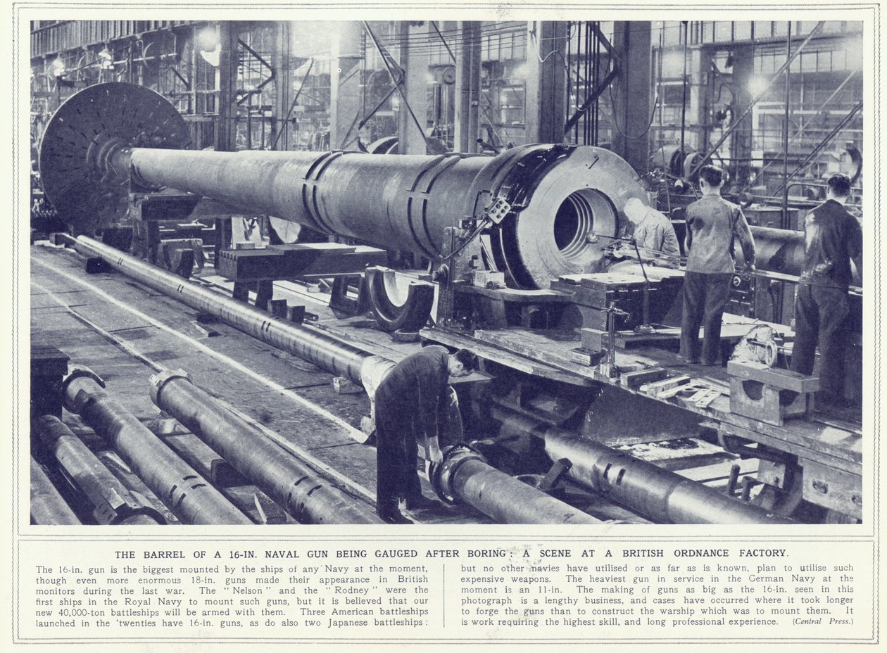 Egy 16 hüvelykes haditengerészeti fegyver csövét fúrás után mérik, az 1939. november 8-án megjelent The Illustrated War Newsból alkotó: English Photographer