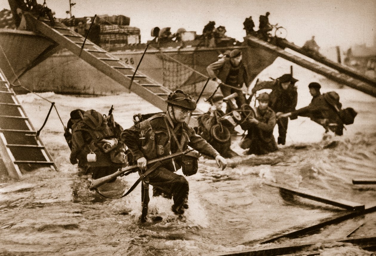 Az első brit csapatok a speciálisan kialakított leszállólétrákról szállnak le. Középen a katonák robogót visznek, 1944. június 6 alkotó: English Photographer