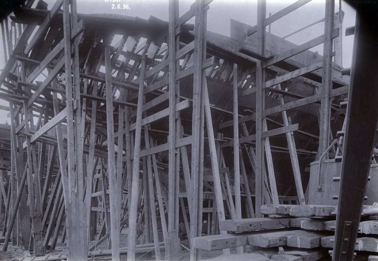 Az SS Baikal jégtörő vasúti kompgőzös a keretben a Sir W.G. Armstrong Mitchell and Co. Ltd. által a Low Walker hajógyárban, Newcastle upon Tyne-ben 1896-ban építve. alkotó: English Photographer