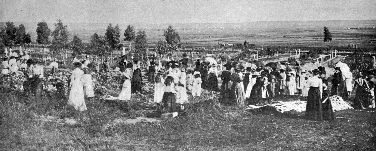A Bloemfontein Loyal Womens Guild tagjai sírokat díszítenek a Bloemfontein temetőben, illusztráció a Királyból, 1901. május 25. alkotó: English Photographer