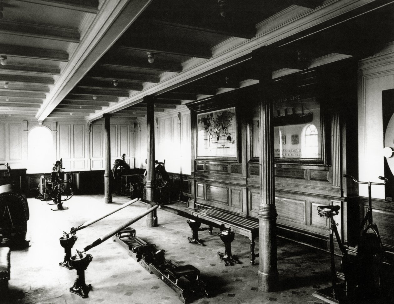 A Titanic fedélzeti edzőterme evezőgépekkel és szobakerékpárokkal, 1912 alkotó: English Photographer