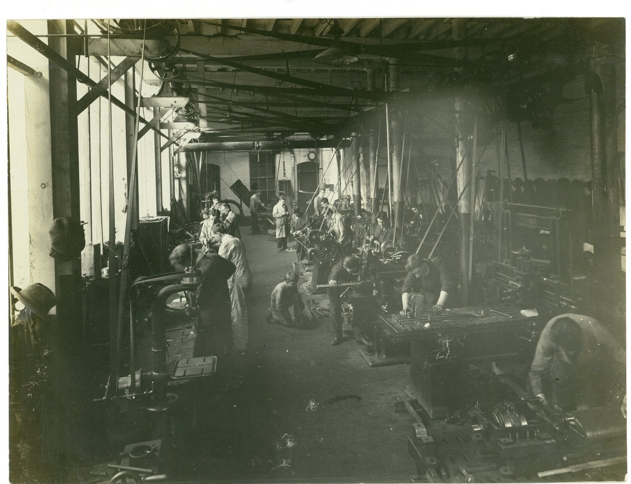 A javítóműhely, szőnyeggyár, 1923 alkotó: English Photographer